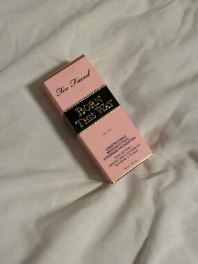 Too Faced Born This Way Foundation - shade Butter Pecan